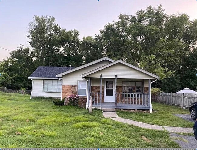 Primary Photo - Ranch home with 4 bedrooms and 2 bathrooms...