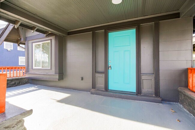 Building Photo - Spacious 5-Bedroom Home with 2 Full Bathro...