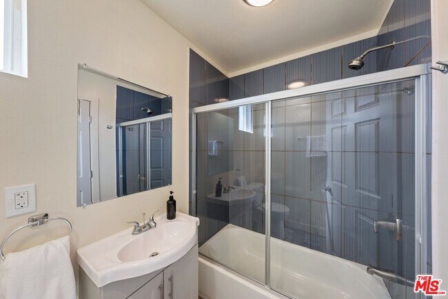 Building Photo - 5912 S Flower St