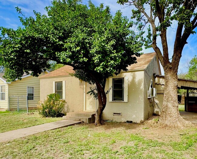 Building Photo - 114 N Avenue V