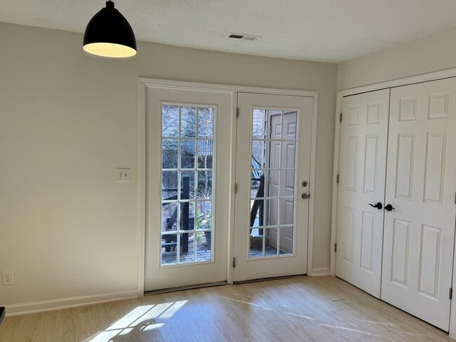 Building Photo - 1513 Kendall Dr