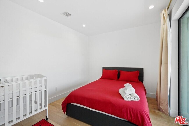 Building Photo - 1812 Navy St