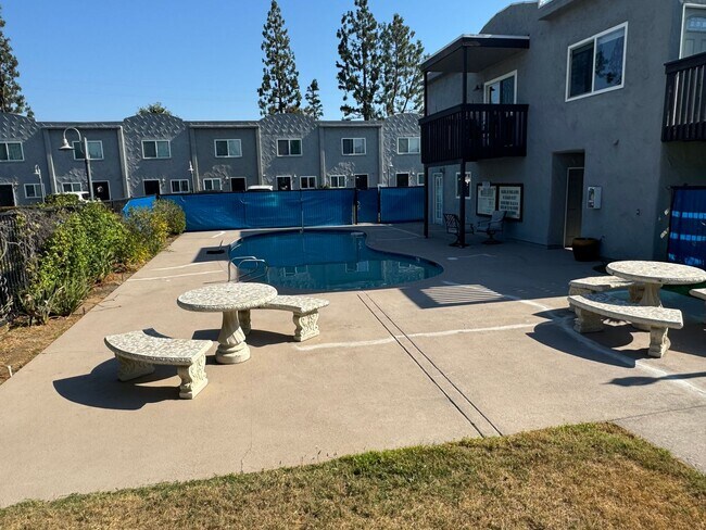 Building Photo - Galleria  Town Homes 2 Bedroom 1.5 Bath in...