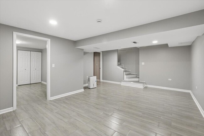 Building Photo - 322 Maple Ln