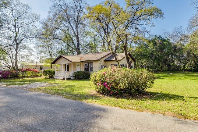 Building Photo - Spacious 3BR Home in Newington – Quiet Living with Room to Enjoy