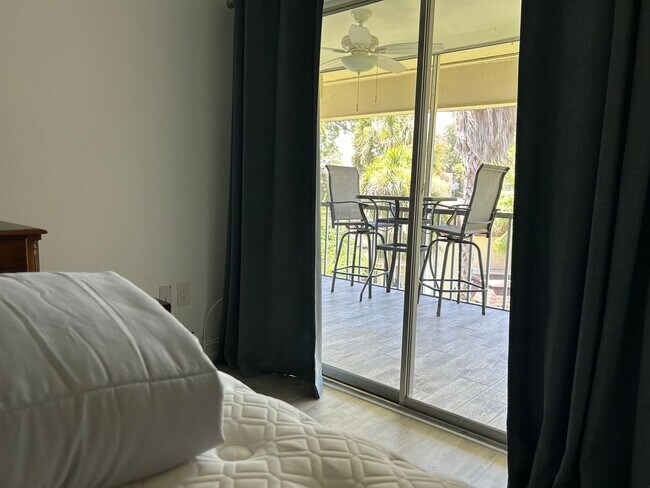 Building Photo - Updated 1 Bed/1.5 Bath Near the Beach! Great Amenities