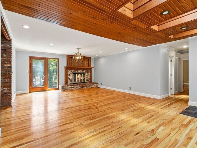 Building Photo - 1113 E Walnut St