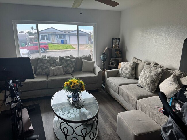 Building Photo - Spacious 3 Bedroom 2 Bath with a Den and Fireplace!