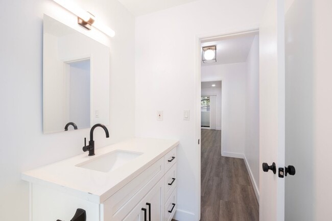 Building Photo - Newly Remodeled Ground Floor 1 Bed / 1 Bath Apartment in Prime West Hollywood