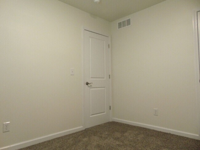 Building Photo - Newly Remodeled 4 Bed 2 Bath Duplex!