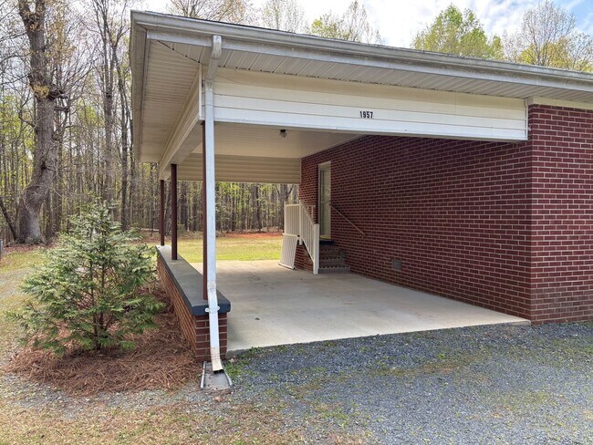 Building Photo - 3 BED, 1 BATH BRICK HOME