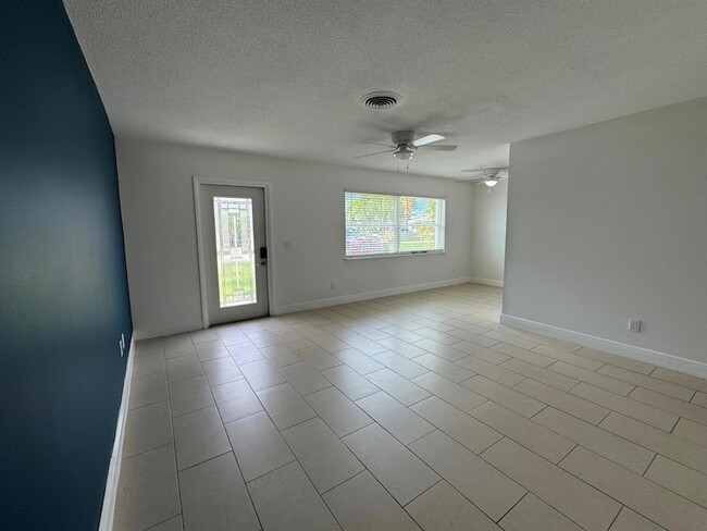 Building Photo - 110 N Las Olas Dr