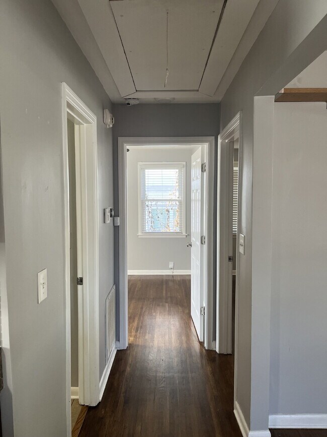 Building Photo - Charming 2 Bed, 1 Bath Nashville Rental - Prime Location on Lenore Street! FENCED BACK YARD!