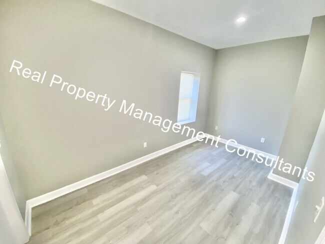 Building Photo - 3 Bedroom 2 Bath Home