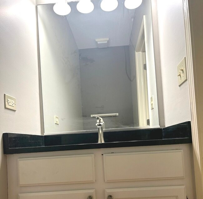 Building Photo - 1227 S Parkside Dr