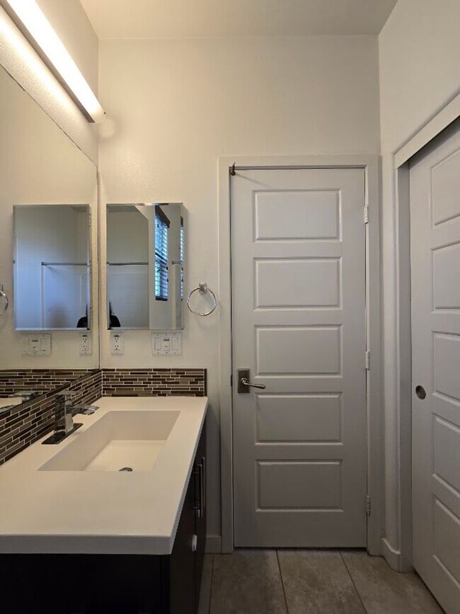 Building Photo - Bright Corner Unit Near Trails with Pool & 2-Car Garage