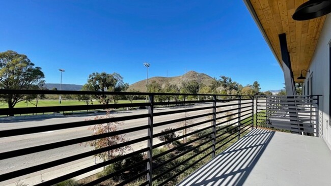 Building Photo - Newer Construction Studio Apartment with G...
