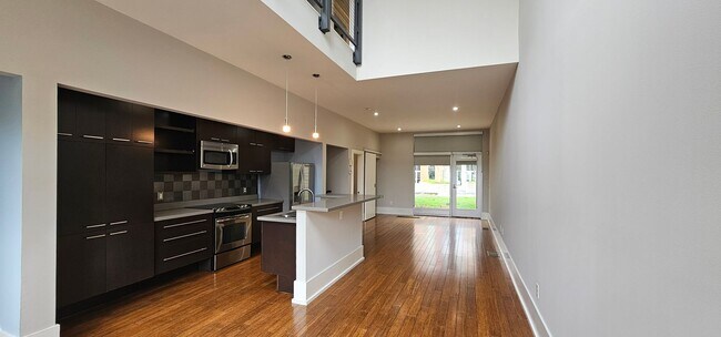Building Photo - Contemporary Townhome East side of Downtow...