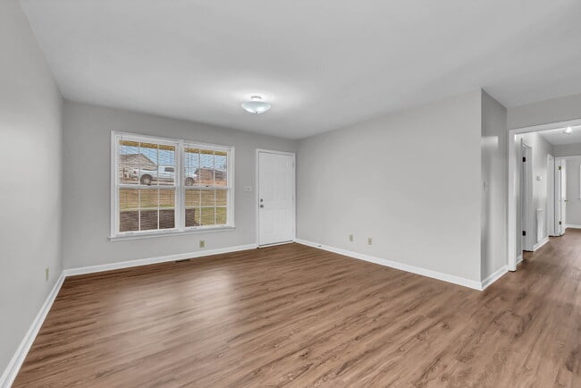 Building Photo - This charming rental in a convenient Clarksville location!