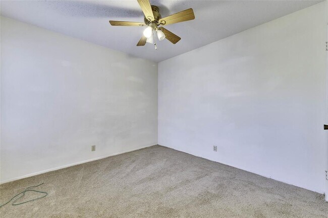 Building Photo - 9802 Hundred Oaks Cir