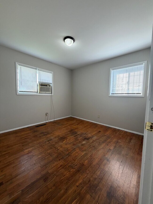 Building Photo - 3 Bedroom in Frankfort!