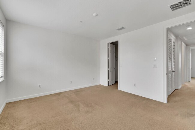 Building Photo - 4 BEDROOMS 3.5 BATHROOMS!! GATED COMMUNITY