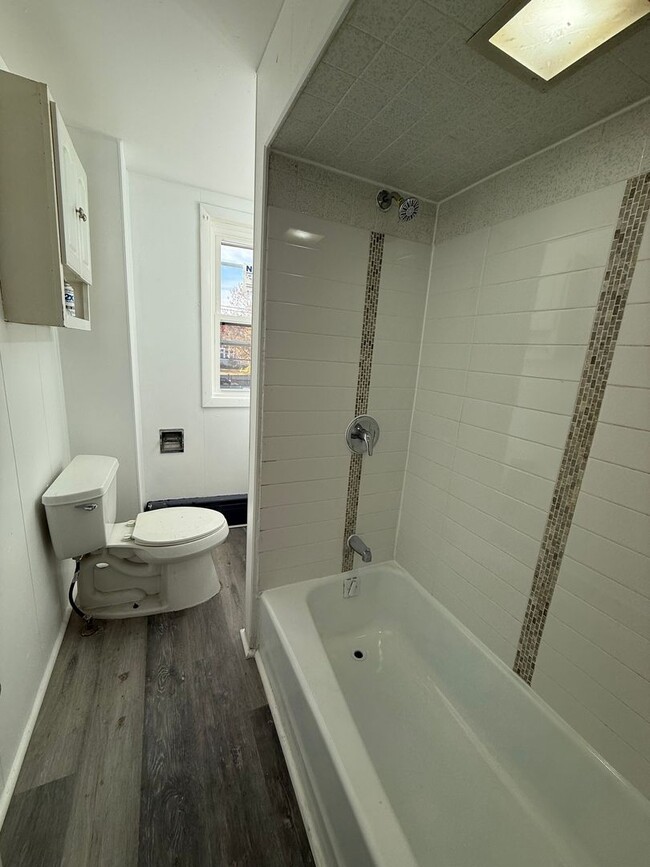 Building Photo - 929 Adeline St