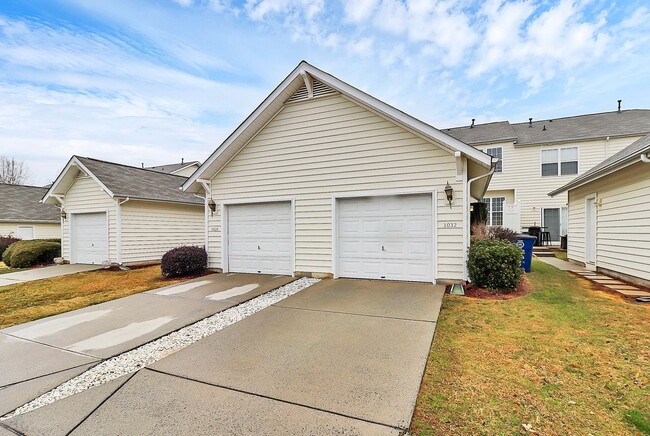 Building Photo - Incredible Matthews Townhome in Callonwood!