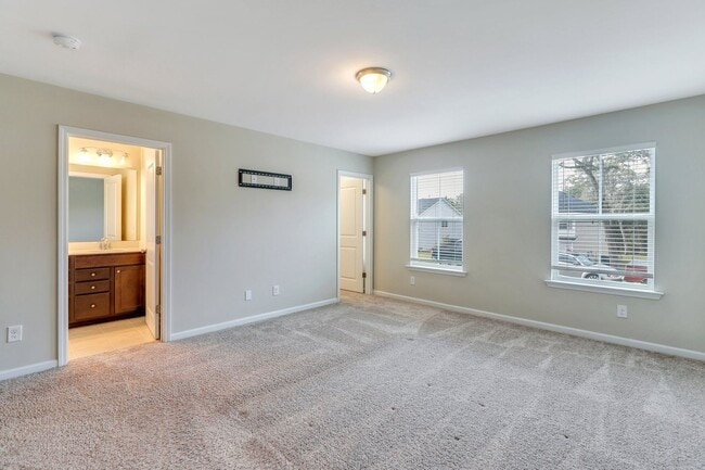 Building Photo - 4 Bed/2.5 Bath in The Commons