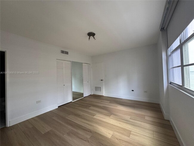 Building Photo - 999 Brickell Bay Dr