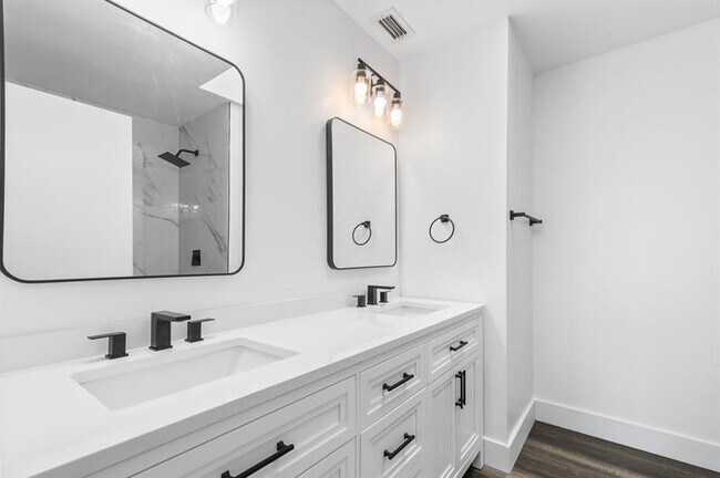 Building Photo - 3138 W Buena Vista Dr