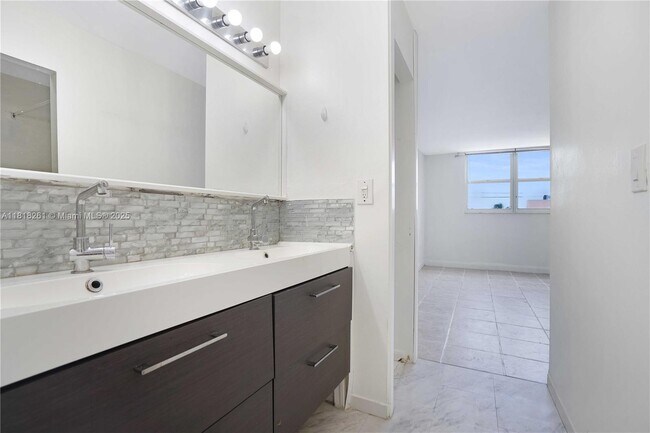 Building Photo - 6900 Bay Dr