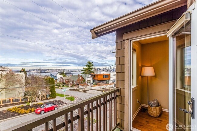 Building Photo - 2bd/2.5ba Seattle Townhome