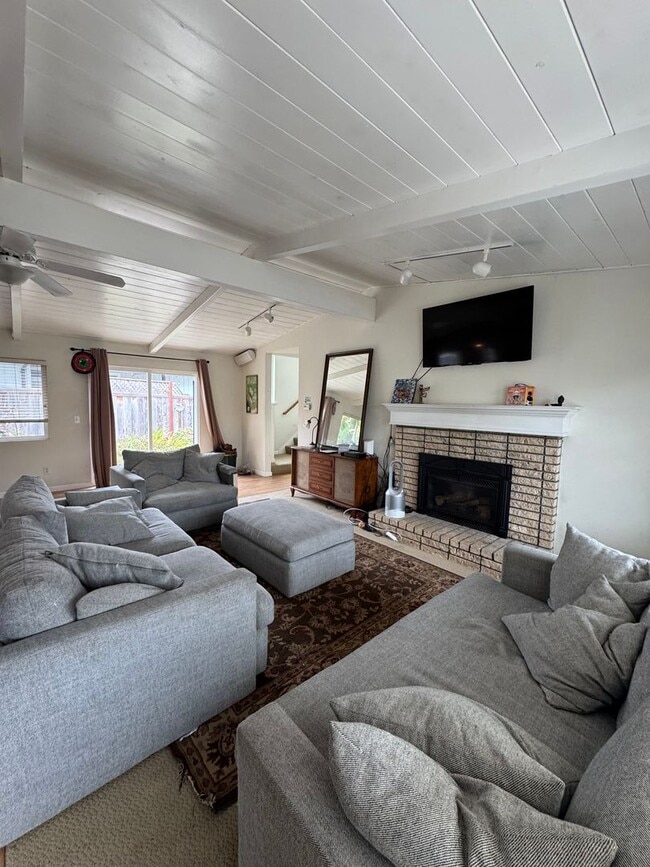 Building Photo - Beautiful 3 bedroom West Side Home!