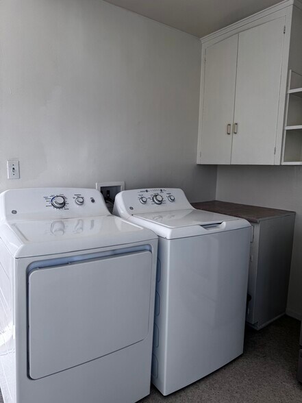 Washer and dryer - 3574 Wesley St