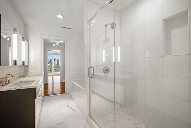 Building Photo - TH3 Henley Pl