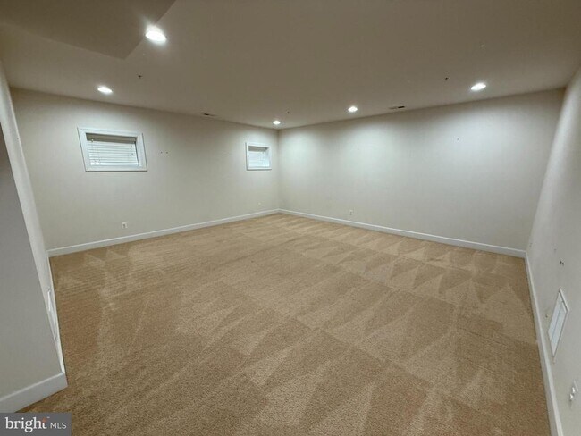 Building Photo - 10905 Fairmont Ln