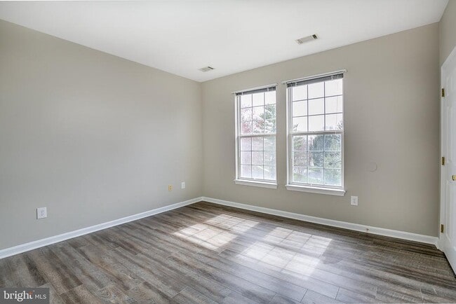 Building Photo - 8202 Blue Heron Dr