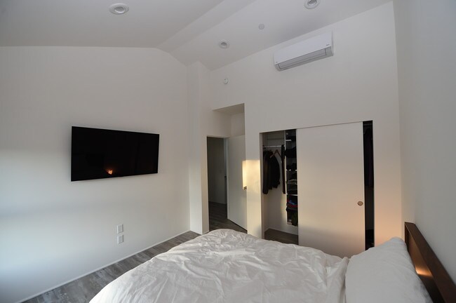 Building Photo - 1509 Cabrillo Ave