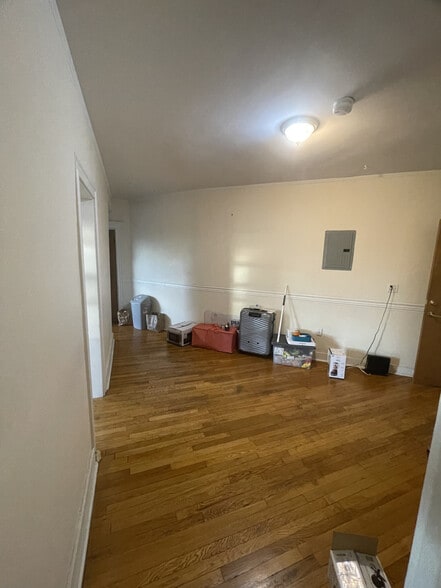 Building Photo - 352 Riverway
