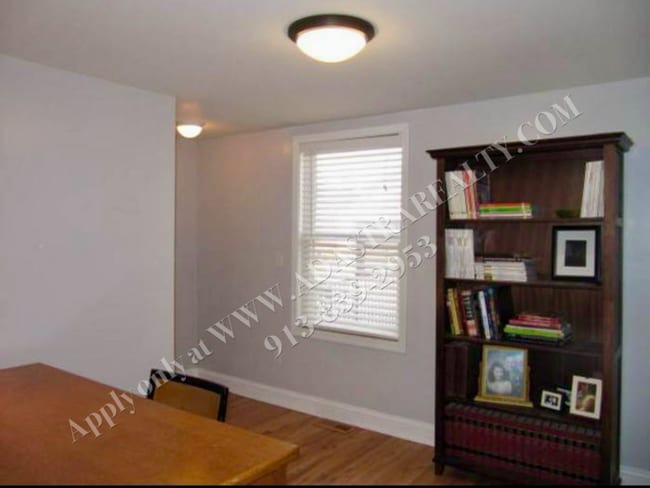 Building Photo - Updated 3 Bed 1 Bath Home Minutes From the...