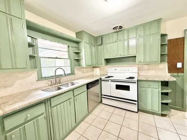 Building Photo - 2076 Azalea Cir