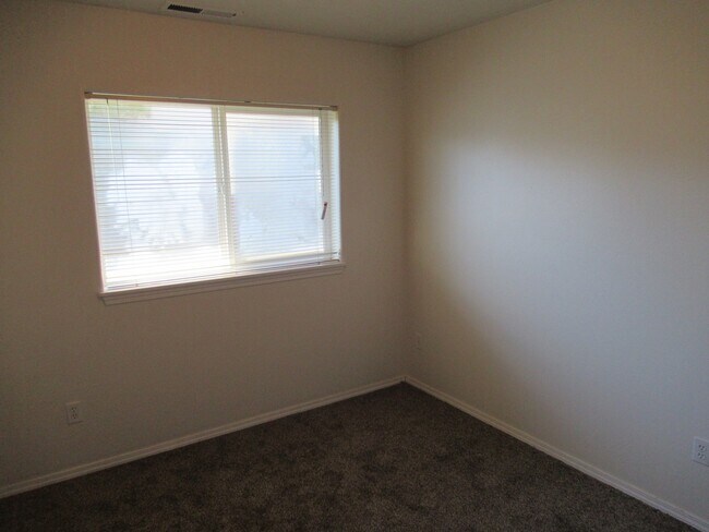 Building Photo - Large Three Bedroom Duplex in Keizer!