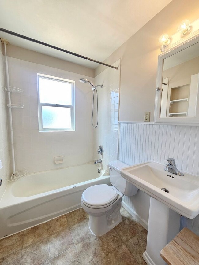 Building Photo - $1,700 - 2 Bed / 1 Bath Charming Rancher H...