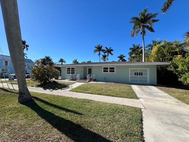 Building Photo - $1,425 ** Annual Lease (Includes Water/Electric/Lawn) * 1 Bedroom / 1 Bath * DUPLEX * Historic, D...