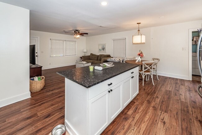 Building Photo - 3 Bedroom 2 Bath Home in West Ashley Plant...