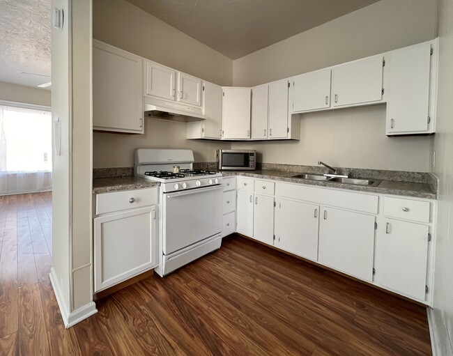 Kitchen - 96 Cedar Ave