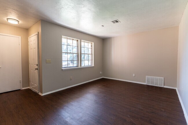 Building Photo - Midwest City Rent to Own!