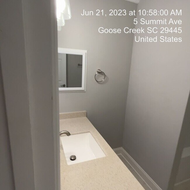 Building Photo - Relaxed Living with Spacious Yard in Goose...