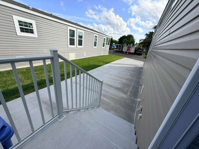 Building Photo - 5267 SW 32nd St